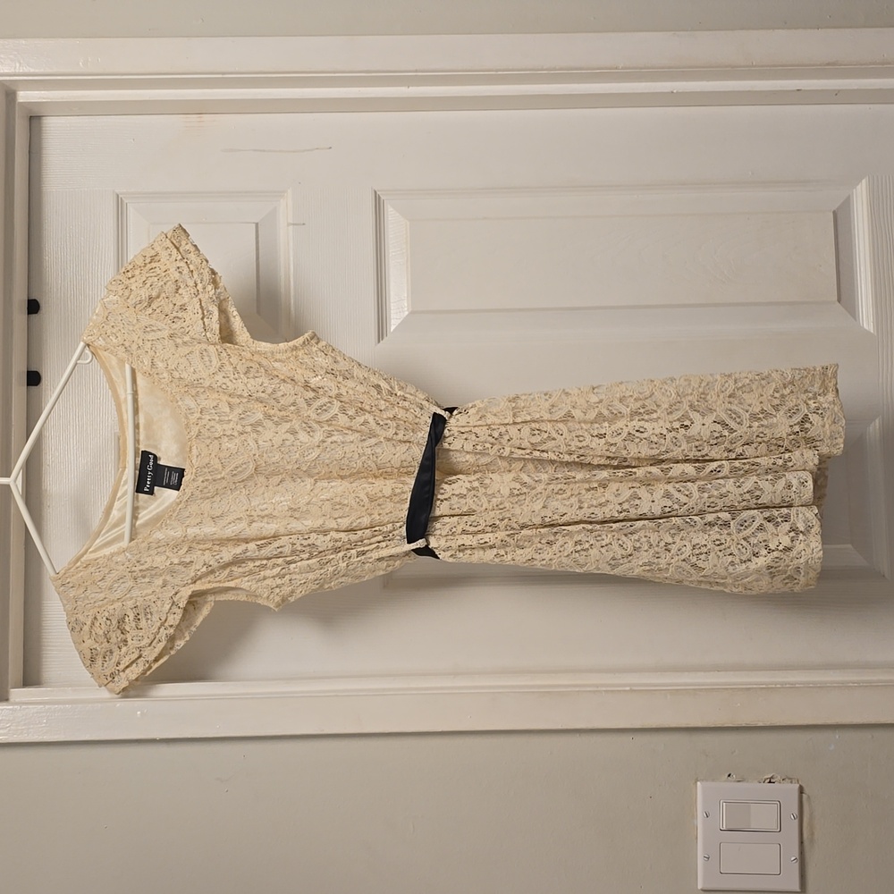 Lace dress with ribbon